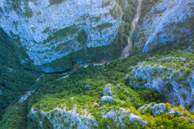 The canyon of Komarnica: of cliffs, eagles and trees